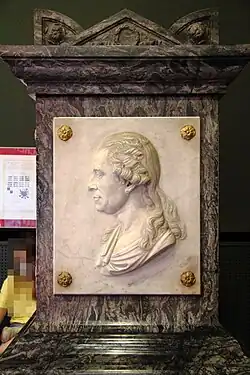 Reliefplatten am Lessingdenkmal im Vestibül der Herzog August Bibliothek