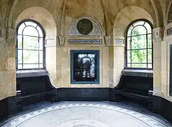 Drei-Kaiser-Halle mit Gedenktafel, Kaiser Wilhelm I.