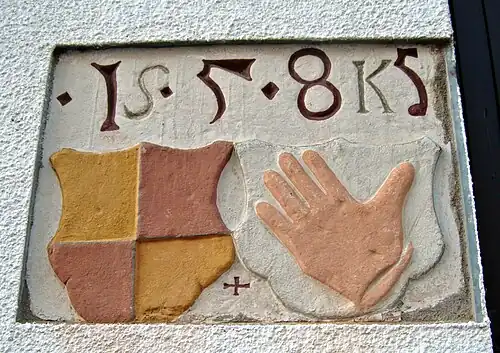 Lambsheim, Hinterstraße 11: Wappenstein Leyser von Lambsheim und von Handschuhsheim, 1585 (neuzeitlich falsche Tinkturen)