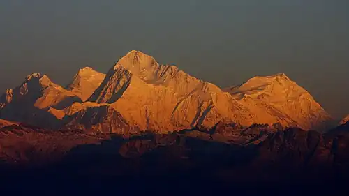 Südostansicht von Chomo Lönzo und Makalu sowie Mount Everest und Lhotse (von rechts nach links)