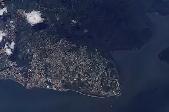 Libreville am Gabun-Ästuar (im Bild rechts oben)