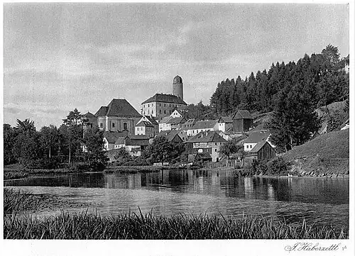 Blick von der Hofwiese über den Mammerteich zur Kirche St. Katharina, zum Schloss und zum Ortsteil Pfannenstiel, um 1928