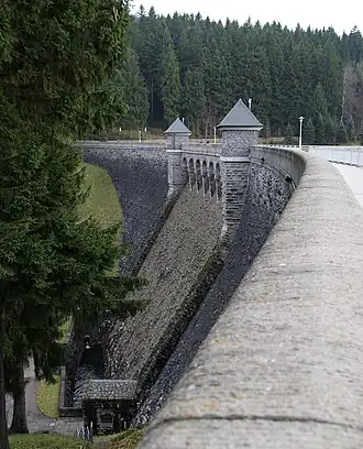Luftseitige Ansicht mit Hochwasserentlastungsanlage