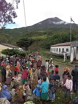 Markttag im Ort Hatu-Builico. Im Hintergrund der Tatamailau.