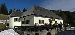 Denkmalgeschützte Klosteralm (früher auch Vorderalm genannt[1]) 181 m unterhalb und rund 500 m westlich des Gipfels