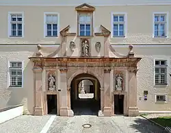 Hauptportal des Stiftes