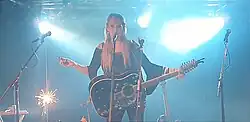 Lily of the Valley, Daniela Scherer spielt Gitarre und singt, Kreativfabrik Wiesbaden 2021