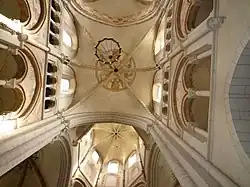 Rippengewölbe von Mittelschiff und Vierung
