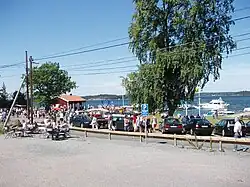 Markt auf dem Landungssteg von Linanäs 2008.