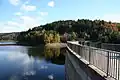 Blick wasserseitig über die Staumauer zur Restauration