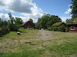 Juli 2015: der Hof vor Linnés Haus, der Getreidespeicher und die Scheune