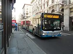Gelenkbusse auf der Via Mazzini