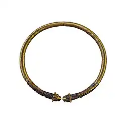 Torque mit Löwenköpfen aus dem achämenidischen Akropolis-Grab von Susa im antiken Perserreich