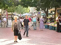 Fußgängerzone mit rötlichem Pflaster
