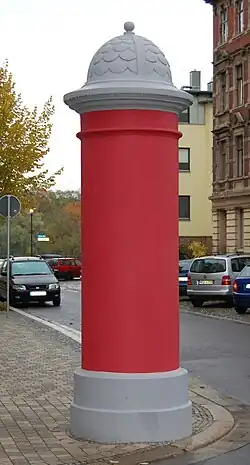 Sanierte denkmal­geschützte Litfaßsäule Fährstraße, Magdeburg, 19. Jahrhundert