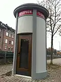 Denkmalgeschützte Litfasssäule im Berner Mattequartier, welche einst als Telefonkabine diente