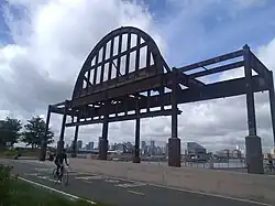 Torbogen zum ehemaligen Pier 54