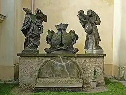 Statuen des hl. Ulrich und des hl. Felix von Cantalice (rechts) mit Allianzwappen Lobkowicz-Bubna an der Dekanatskirche in Litvínov (1712)
