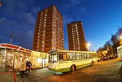 Bus an der Haltestelle "Krasnaja Poljana" in Lobnja, 2018.