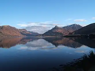 Blick über Loch Leven auf den Pap of Glencoe, rechts daneben der Sgorr nam Fiannaidh