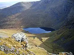 Blick vom Gipfel des Stob Poite Coire Ardair in das Coire Ardair mit dem Lochan a’ Choire