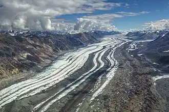 Logan-Gletscher, rechts die Einmündung des Ogilvie-Gletschers