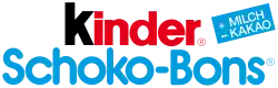Das Foto zeigt das Logo der Marke Schokobons. Oben steht das klein geschriebene Wort kinder, wobei der Anfangsbuchstabe schwarz und die restlichen rot sind. In der oberen rechten Ecke stehen die weißen Wörter + Mich und - Kakao in einem blauen Rechteck. Unten stehen die großgeschriebenen Wörter Schoko-Bons in blauen Buchstaben. Sowohl neben dem Wort kinder als auch neben dem Wort Schoko-Bons befindet sich jeweils rot und blau gefärbt das Registriert-Zeichen (ein großgeschriebenes R in einem sehr kleinen Kreis).