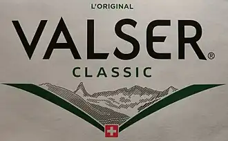 Logo von Valserwasser. Das Landschaftsbild zeigt Zervreilahorn, Furggeltihorn und Güferhorn (v. l. n. r.), aufgenommen von der Staumauer des Zervreilasees, allerdings spiegelverkehrt.