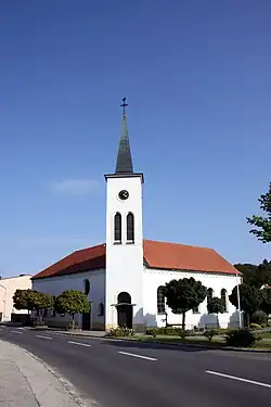 Evangelische Pfarrkirche (links) und römisch-katholische Filialkirche (rechts) in Loipersbach