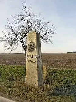 Ganzmeilenobelisk an der B 2 bei Loitzschütz