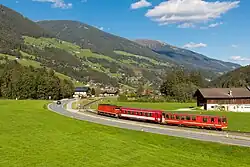 Lokomotivbespannter Zug bei Krimml