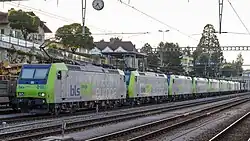 Lokzug bestehend aus 8 BLS Re 485 und 2 BLS Re 4/4 in Spiez