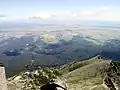 Blick vom Gipfel nach Südosten (unten: Skalnaté pleso (1751 m) + Tatranská Lomnica (850 m), hinten rechts: Poprad (672 m))