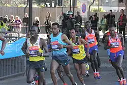 Emmanuel Kipsang (hinten, Zweiter von rechts) – ausgeschieden als Achter in 13:46,43 min
