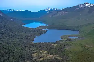 Blick über den Pelly Lake in den Omineca Mountains