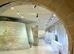 Teile der Grundmauern der mittelalterlichen Louvre-Burg