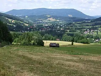 Der Lubogoszcz von Südosten (im Vordergrund das Dorf Wilczyce)