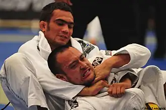 BJJ Schwarzgurt Lucas Leite bei einem Standard Collar Choke bei der Pan-American Jiu-Jitsu Championship 2009