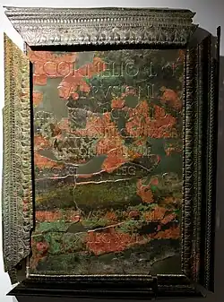 Links Kopf der Statue, die Lucius Cornelius Pusio darstellt; rechts Inschrift, die die Laufbahn von Lucius Cornelius Pusio beinhaltet