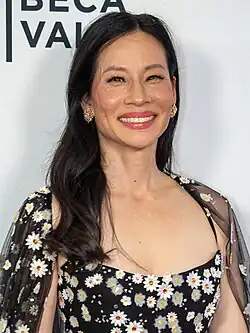Lucy Liu spielt Irene Chao und Orion Lee ihren verstorbenen Ehemann Charles