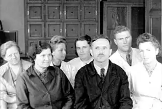 Maria Kuhnert-Brandstätter hinter Ludwig und Adelheid Kofler (2.v.l.)