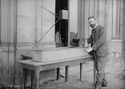 Der Physiker Ludwig Prandtl mit einem Wasserkanal