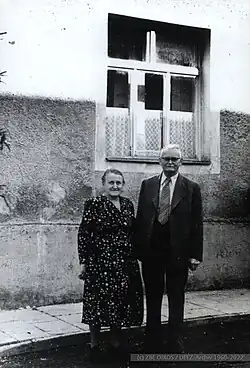 Foto von Ludwig Müller mit Ehefrau, vor dem eigenen Anwesen in Eslarn