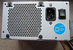 Lüfter-Entkoppler im PC-Netzteil (Vom Hersteller in Serie verbaut)