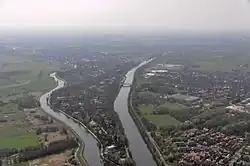 Küstenkanal (rechts) westlich von Oldenburg; links die Hunte