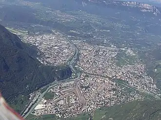 Luftbild von Bozen aus nordöstlicher Richtung mit dem in die Stadtsiedlung hineinragenden Virgl