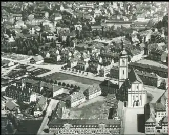 Nordwestliche Innenstadt 1931. St. Kilian, dahinter rechts Grüner Markt, dahinter links Grüngürtel des Spital­see­platzes, dahinter Stadtmauer mit Grüngürtel (Ringanlagen)