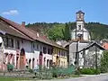 Teilansicht des Dorfes mit der Kirche Saint-Jean-Baptiste