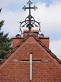Kreuze am und auf dem Portalgiebel, vom Friedhof aus gesehen
