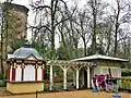 Ein Getränkekiosk mit dem Turm der Villa Louvigny im Hintergrund